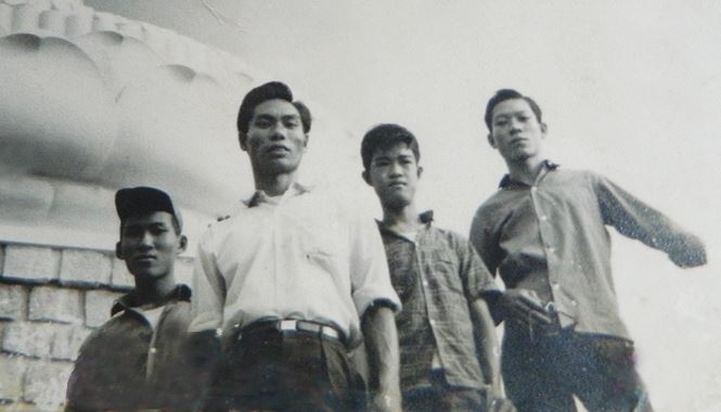Hình ảnh một gia đình hai phía đoàn tụ năm 1975.