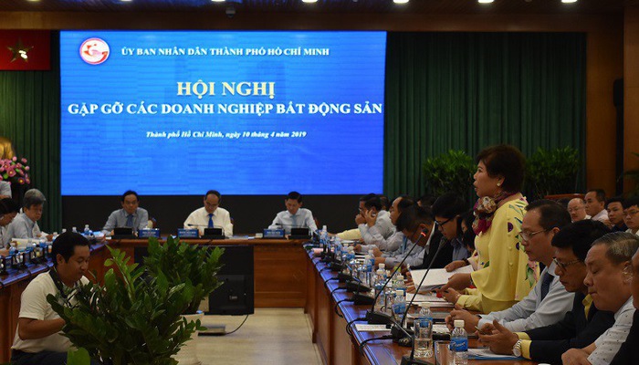 Các doanh nghiệp bất động sản đang gặp nhiều khó khăn trước sự ách tắc của thị trường thời gian qua.