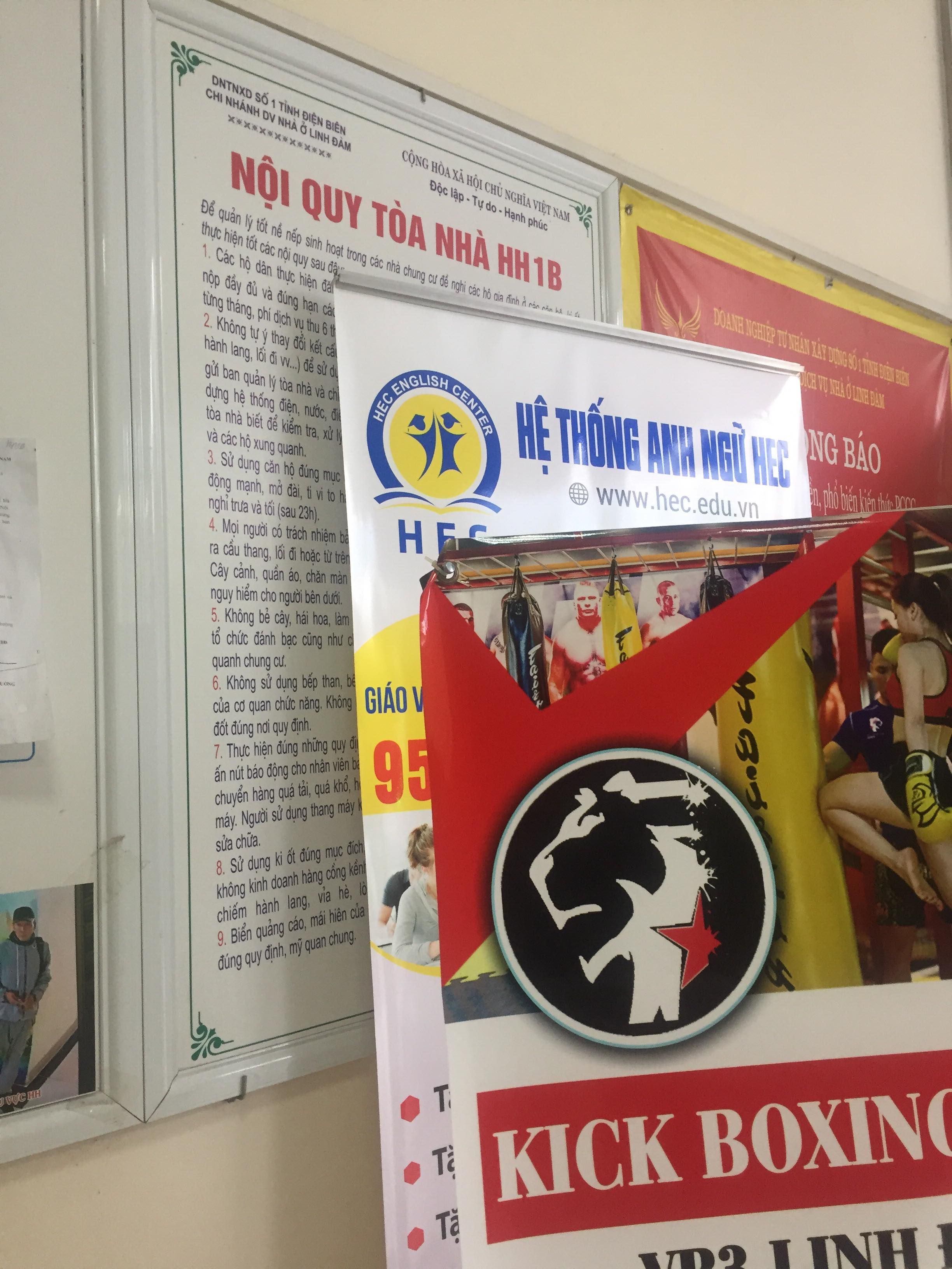 Nội quy quản lý tòa nhà chung cư HH1B Linh Đàm, Hoàng Mai, Hà Nội bị che lấp bởi standee quảng cáop/(Ảnh: Thu Hà)