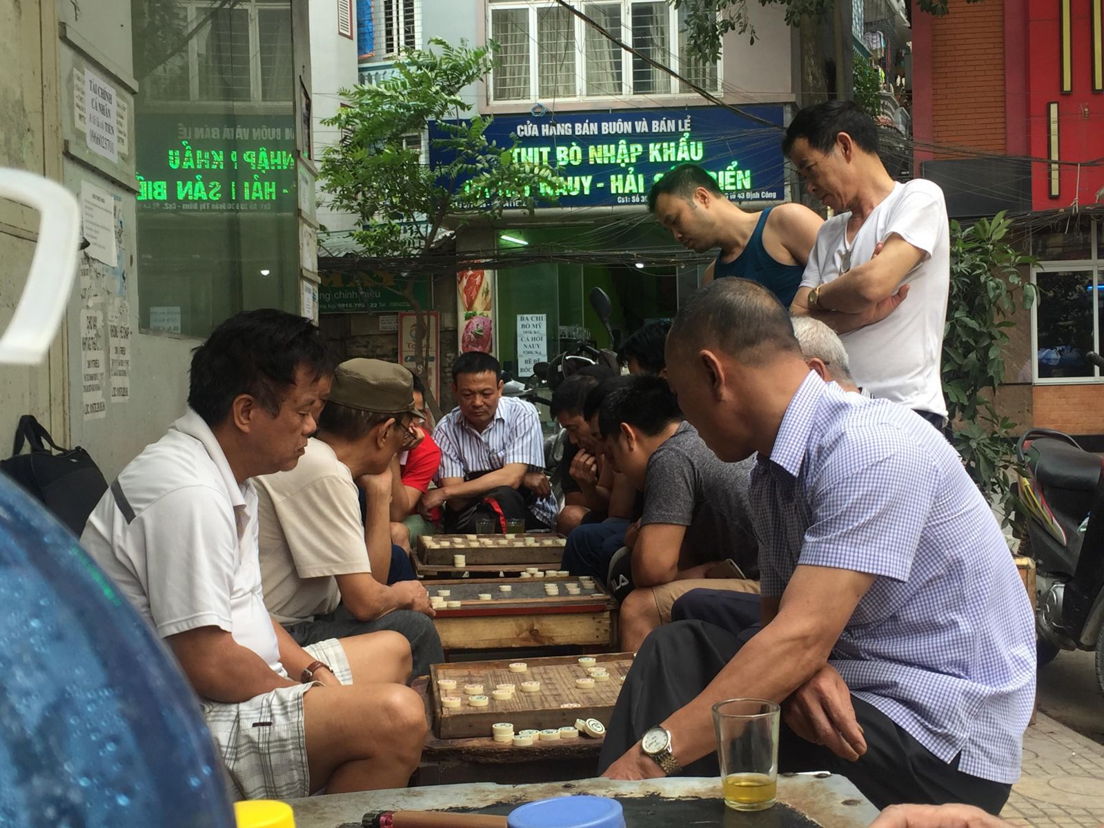 Thiếu phòng sinh hoạt cộng đồng, cư dân CT9p/khu đô thị Định Công ngồi chơi cờ tướng tràn ra vỉa hèbr class=