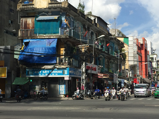 TP.HCM: Di dời gấp 15 chung cư xuống cấp trầm trọng Chung cư 404 Trần Hưng Đạo (phường 11, quận 5, TP HCM) được cho là xuống cấp nghiêm trọng, có nguy cơ sập bất cứ lúc nào.