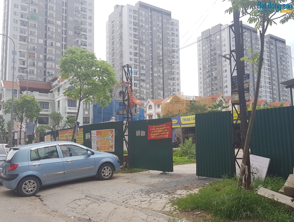 Kể từ khi dán thông báo “Theo chỉ thị của UBND phường Đại Kim. Yêu cầu các chủ phương tiện không gửi xe tại đây”. Ba bãi xe gần khu đô thị đã không còn nhận trông xe, để lại những khoảng đất trống rất rộng phía trong.