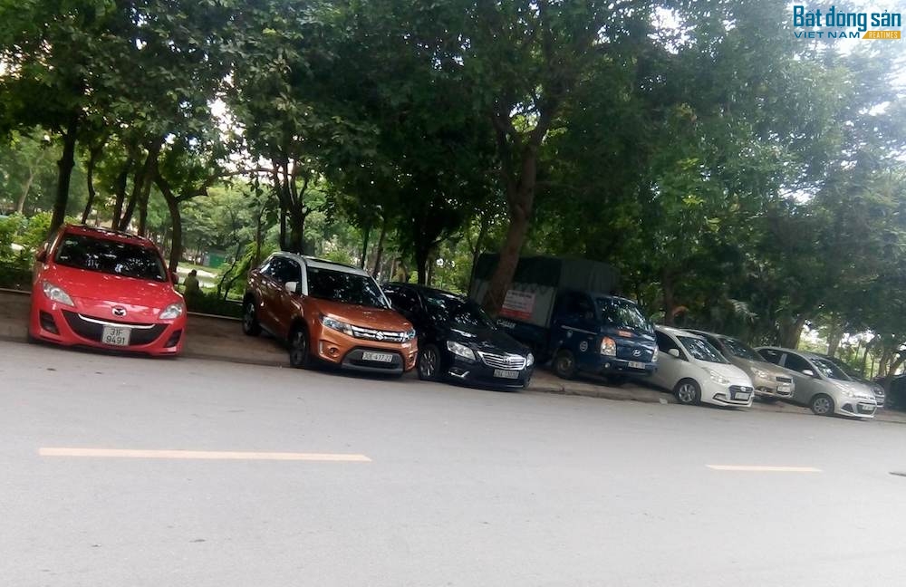 Biết là bãi bị giải toả, nhiều chủ xe đã đỗ xe cả vào làn cho người đi bộ.