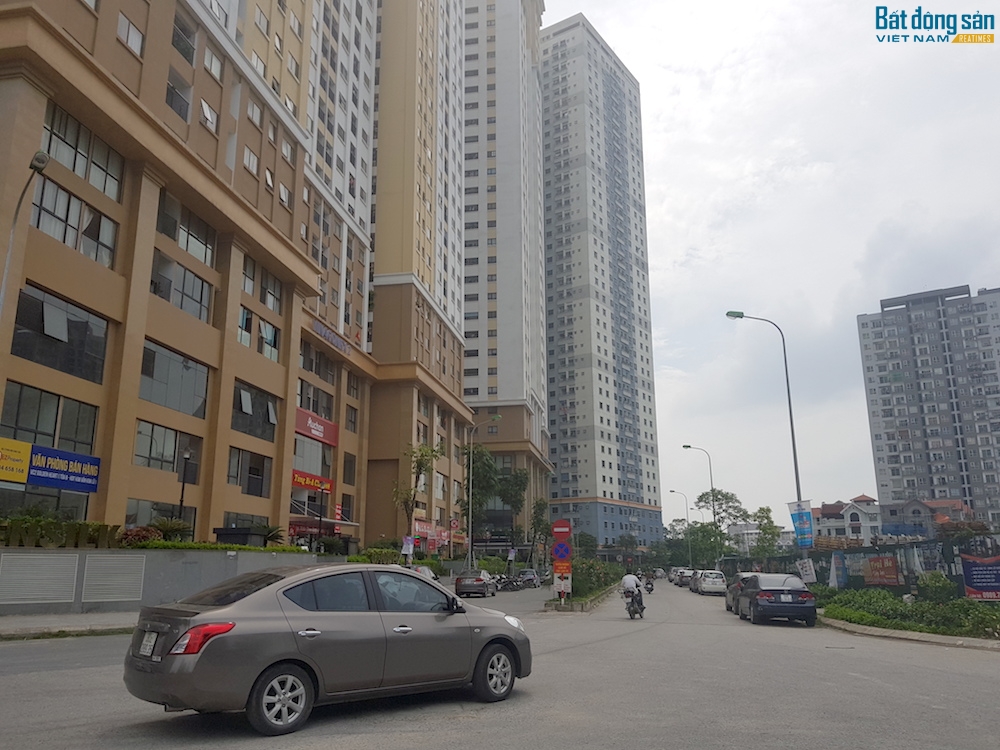 Hàng trăm xe ô tô của cư dân khu đô thị Kim Văn - Kim Lũ bất ngờ không còn chỗ gửi xe nên phải đậu la liệt dưới lòng đường. Xe đỗ tràn lan, rải rác xung quanh tòa nhà, các đường nhánh nội bộ của khu đô thị. Rất nhiều cư dân bày tỏ nỗi lo lắng về tài sản của họ khi để dưới lòng đường, vỉa hè.