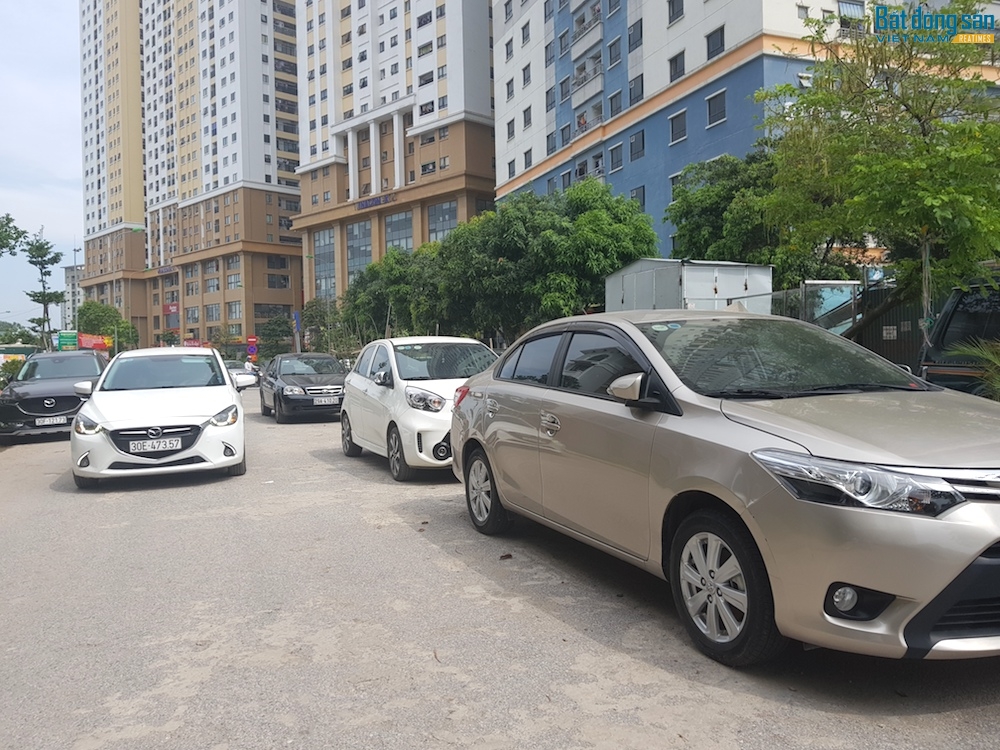 Hàng trăm xe ô tô của cư dân khu đô thị Kim Văn - Kim Lũ bất ngờ không còn chỗ gửi xe nên phải đậu la liệt dưới lòng đường. Vào đầu giờ sáng và cuối ngày làm việc, việc “tập kết” xe ô tô đã gây ra cảnh ùn ứ, lộn xộn gây mất mỹ quan đô thị. Xế hộp tràn xuống lòng đường khi bãi xe bị giải tỏa.