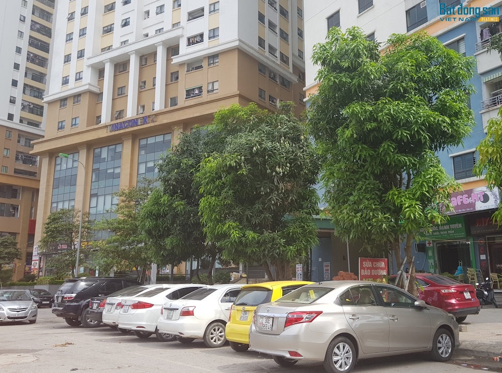 Tình trạng thiếu thốn bãi gửi xe khiến nhiều vỉa hè, góc sân… tại các khu đô thị đều bị tận dụng làm chỗ để xe.