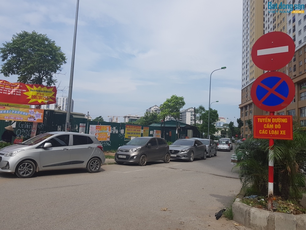 Xe đậu vào các đường đô thị bất chấp biển