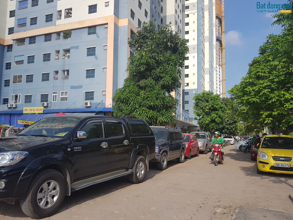 Lối vào chung cư luôn trong tình trạng ùn ứ do xe đỗ lấn chiếm hai bên lề đường, thậm chí đỗ ngay trước cửa hầm xe. Nếu hai ô tô ra vào cùng một lúc sẽ khó có thể tránh nhau, tai nạn giao thông là điều khó tránh khỏi.