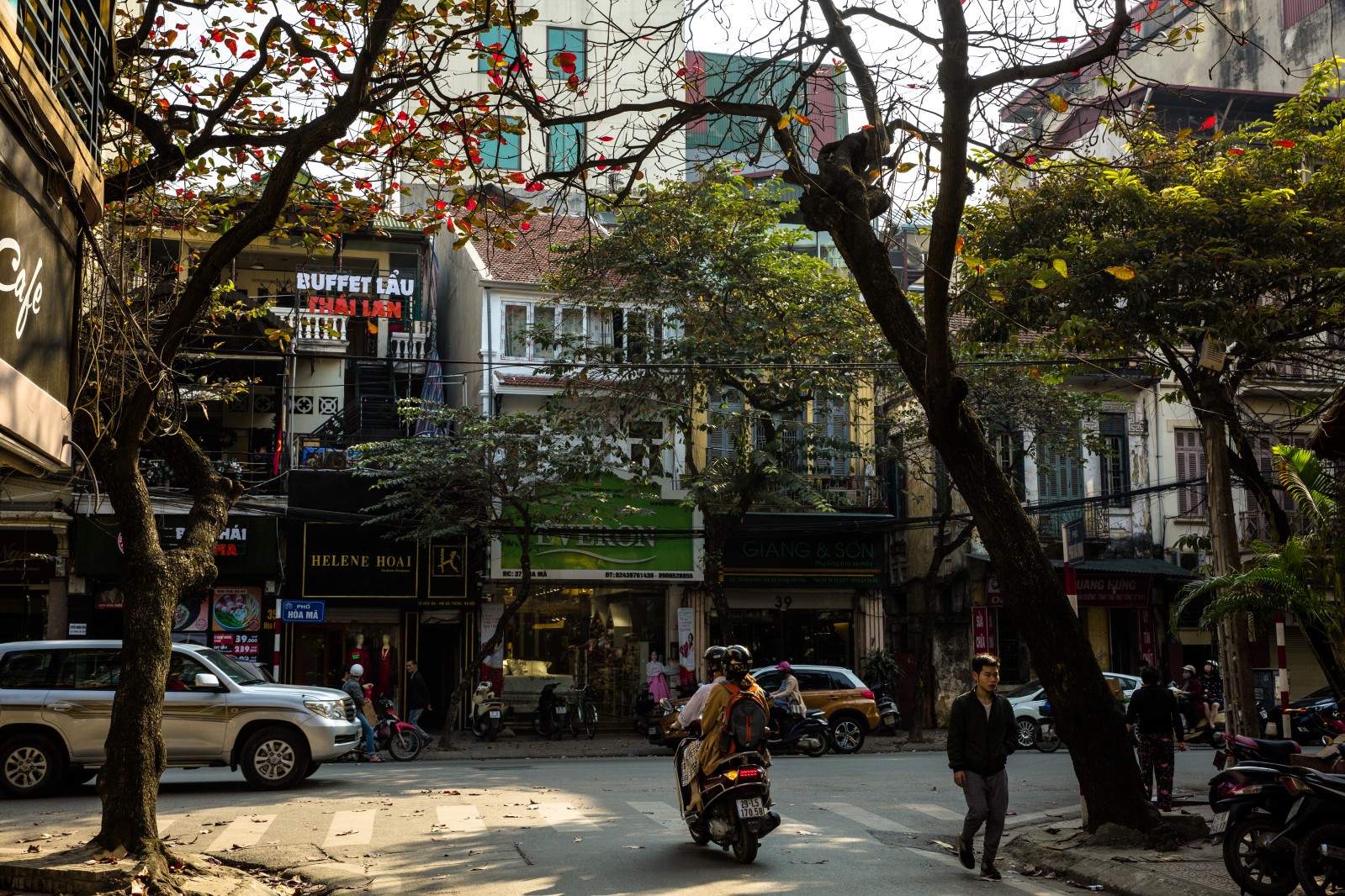 Một cặp đôi phóng xe vội vã.