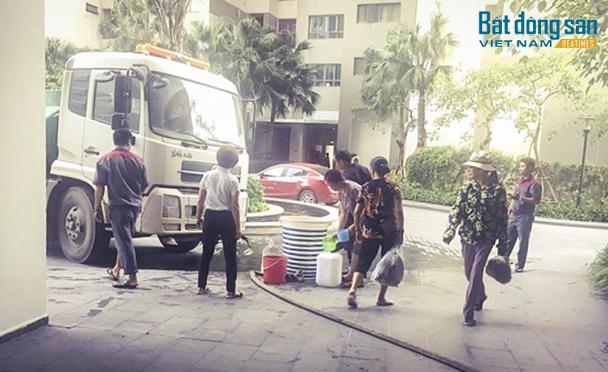 Người dân của chung cư Mulberry Lane xách nước từ xe chở nước lên nhà của mình (Ảnh người dân cung cấp)
