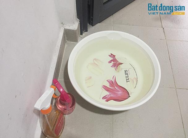 Sáng 10/5, mặc dù đã có nước tuy nhiên tình trạng nước không được sạch, vẩn đục và có màu ngả vàng.