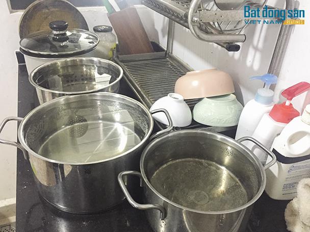 Người dân vẫn tiếp tục tích trữ nước vì chưa nhận được thêm thông báo chính thức rằng nguồn nước đã ổn định và không còn bị mất nước đột ngột.