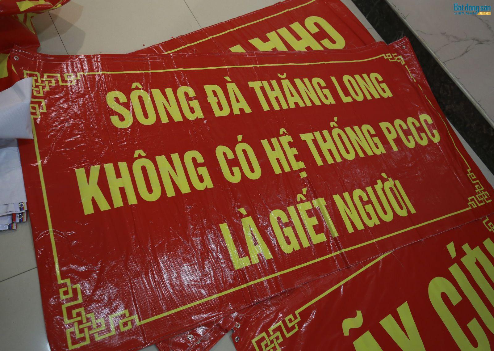 Hàng trăm tấm băng rôn được người dân Usilk City chuẩn bị để đòi lại quyền lợi cho mình