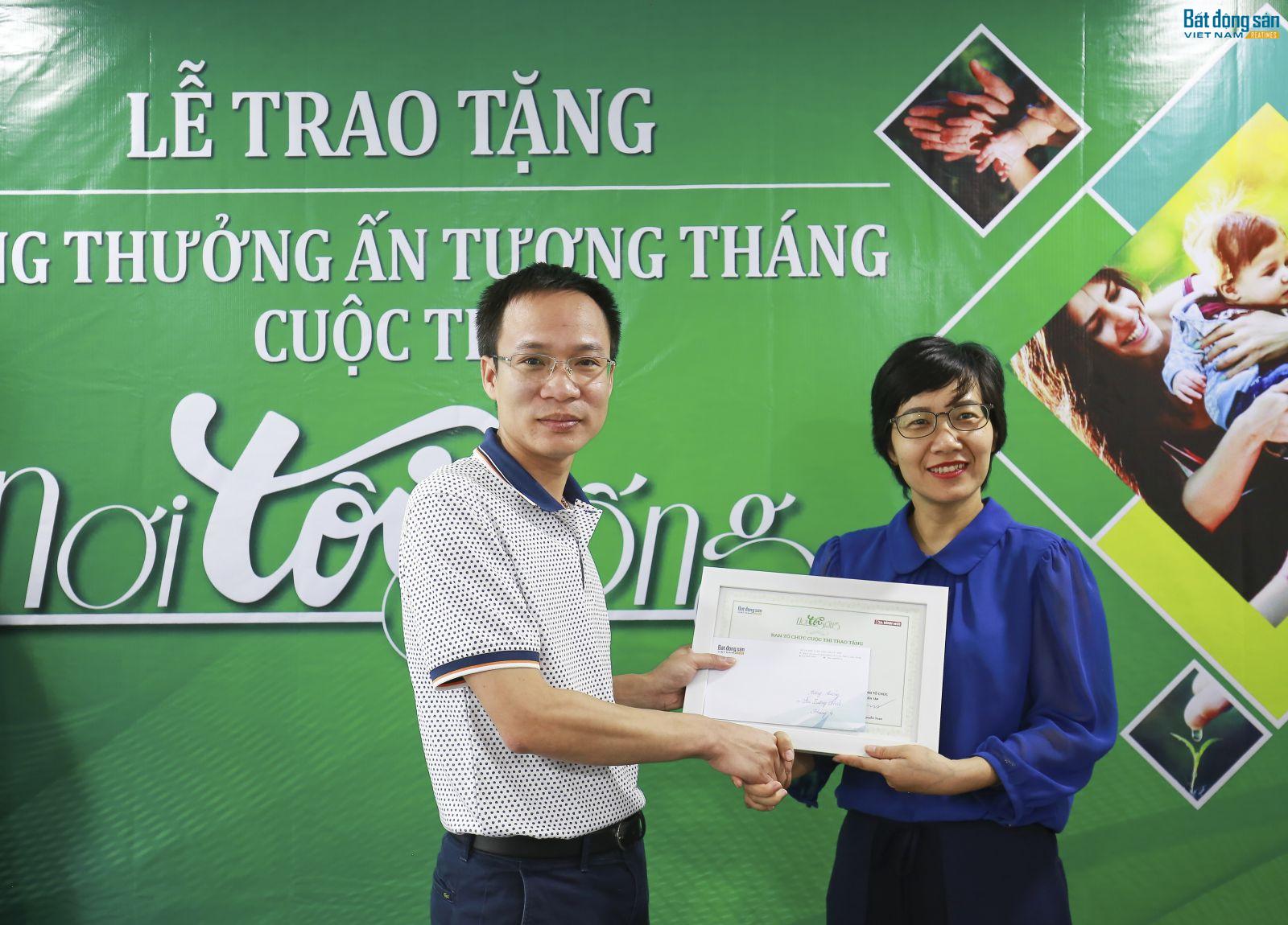 Nhà báo Phạm Nguyễn Toan (bên trái) trao giải cho các bài viết ấn tượng