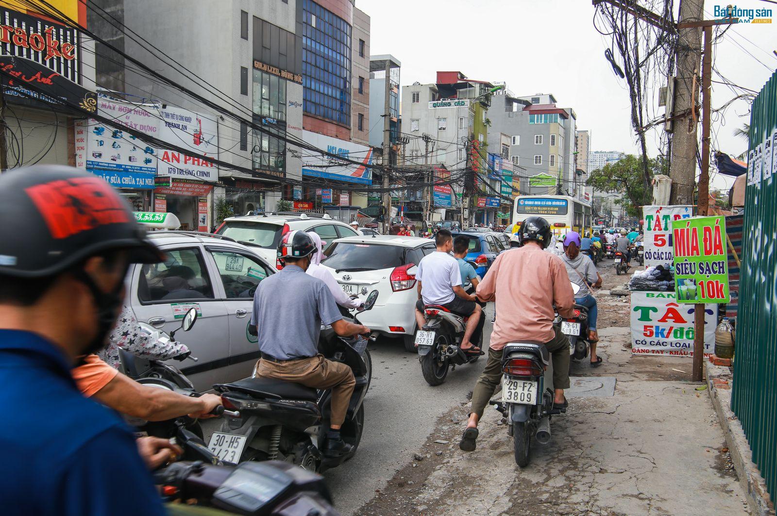 Rác thải, phế liệu "ngập" tuyến đường Trường Chinh, Minh Khai Bất cập trong việc giải phóng mặt bằng khiến tuyến đường thường xuyên ùn tắc bất kể giờ cao điểm hay không phải giờ cao điểm