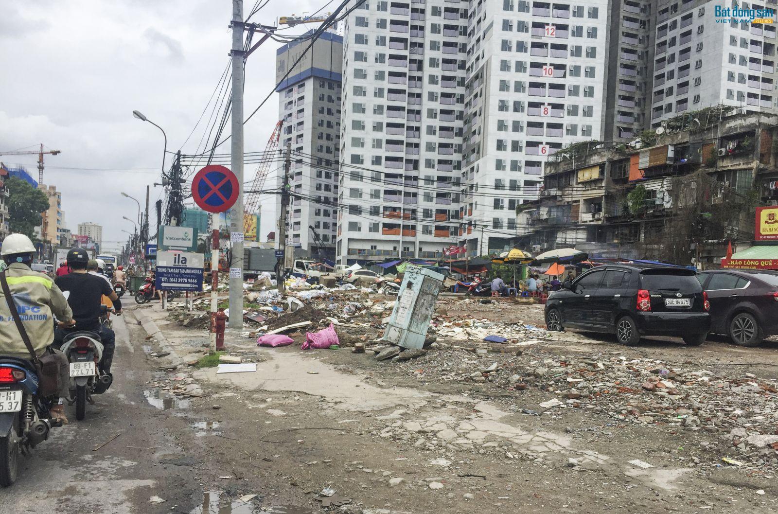 Rác thải, phế liệu "ngập" tuyến đường Trường Chinh, Minh Khai Tuyến đường Minh Khai cũng nhếch nhác không kém đường Trường Chinh, khi phế liệu xây dựng ngổn ngang