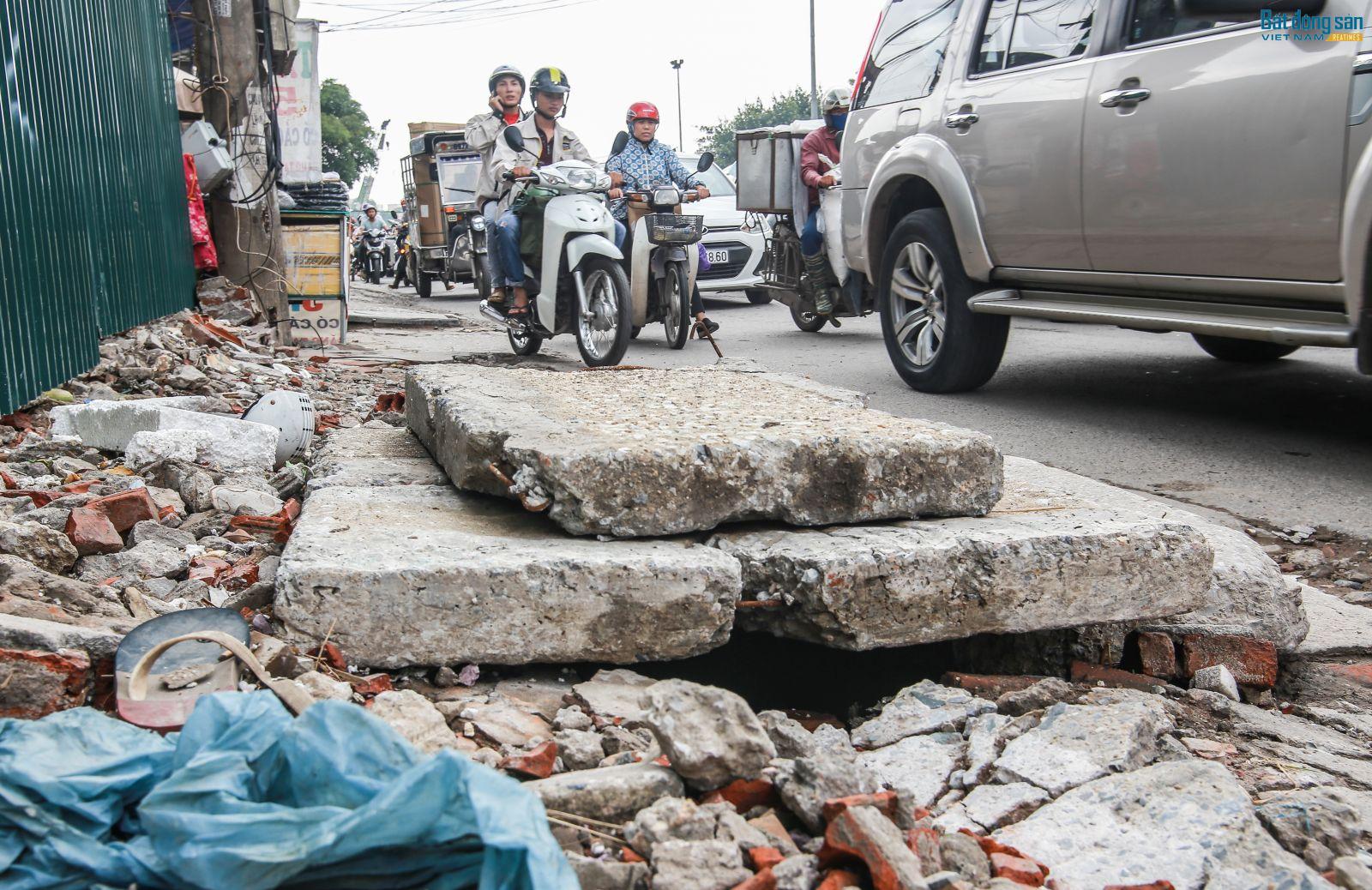 Rác thải, phế liệu "ngập" tuyến đường Trường Chinh, Minh Khai Gạch, đá, nắp cống,...ngổn ngang gây nguy hiểm cho người tham gia giao thông