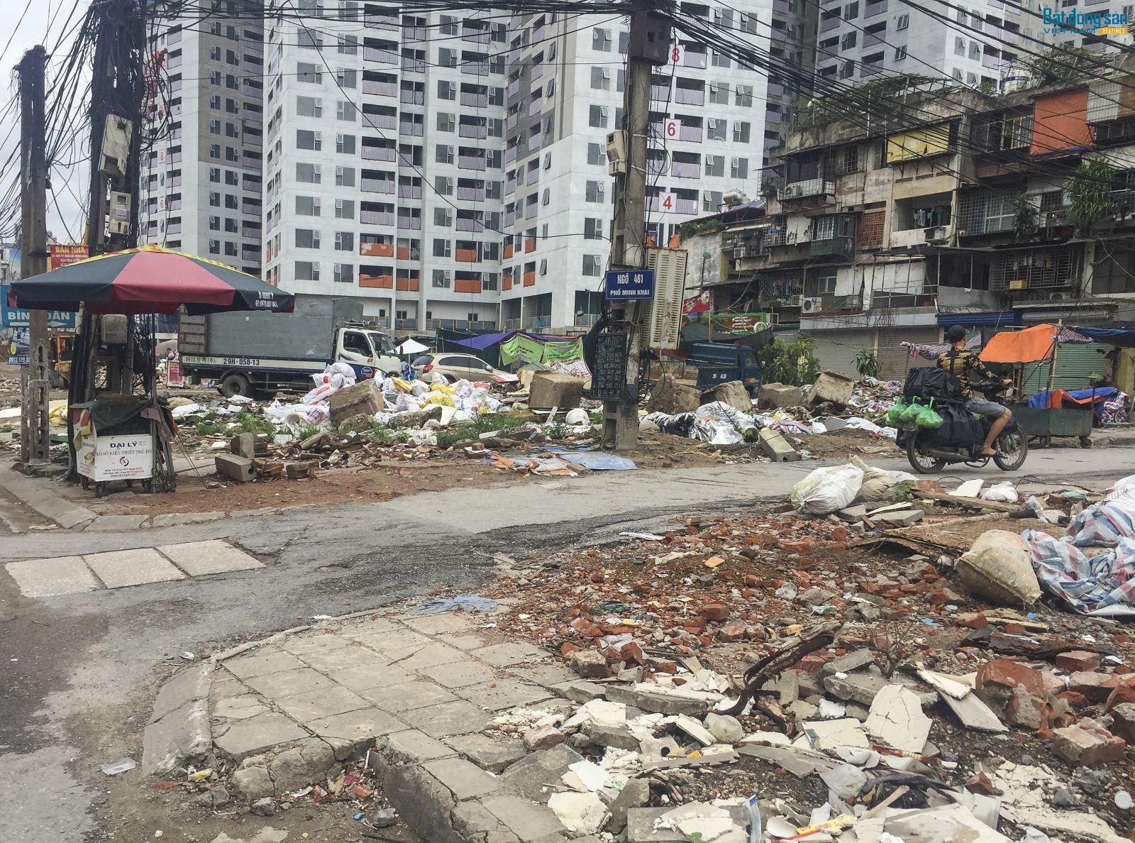 Rác thải, phế liệu "ngập" tuyến đường Trường Chinh, Minh Khai Nằm giữa trung tâm thành phố nhưng đường Minh Khai lại nhếch nhác đến mức khó hình dung