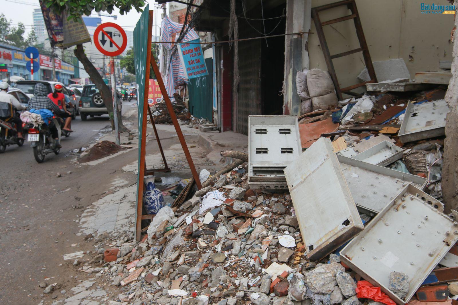 Rác thải, phế liệu "ngập" tuyến đường Trường Chinh, Minh Khai Dựng rào chắn nhưng cũng không che đi được sự nhếch nhác