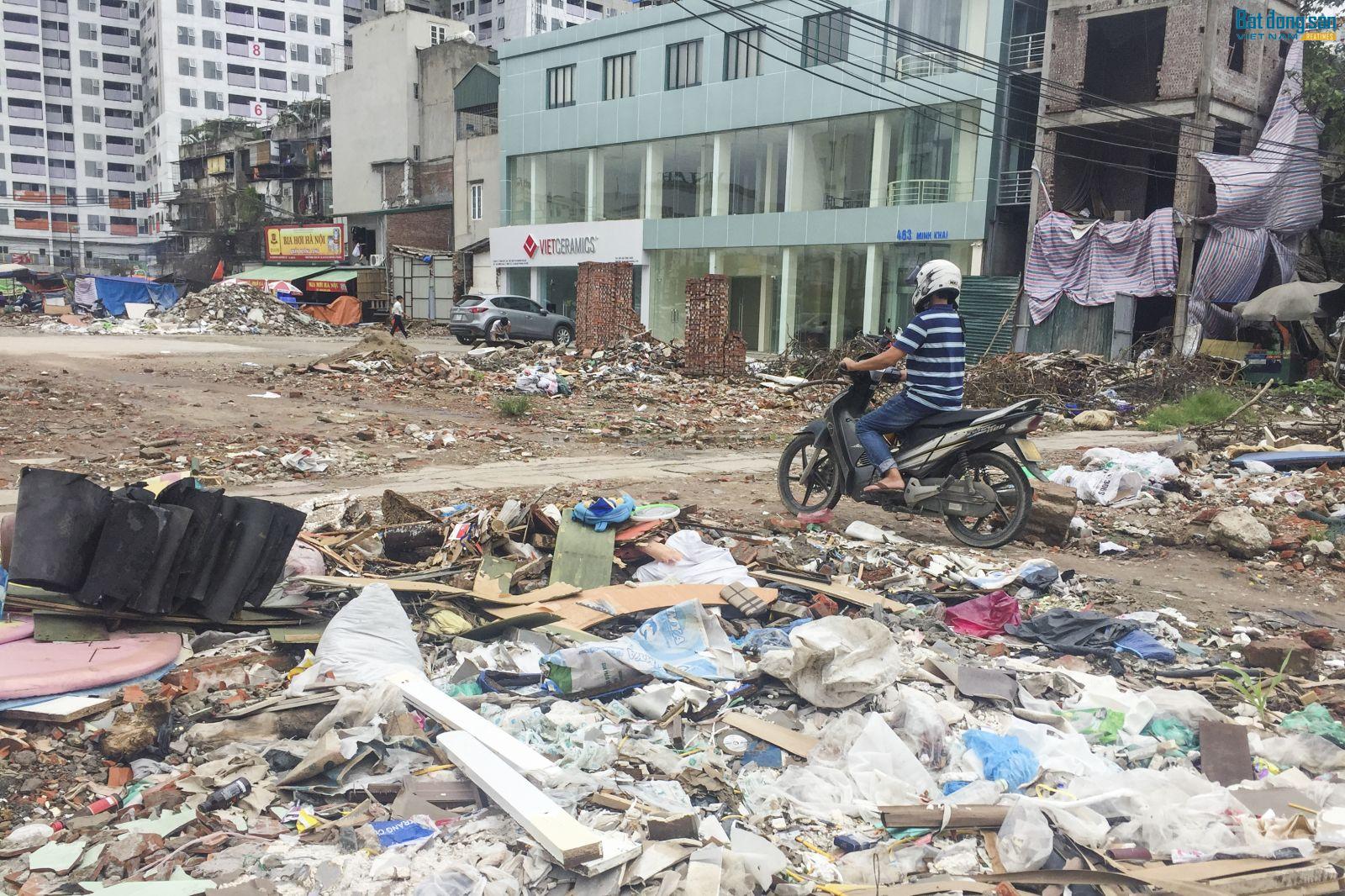 Rác thải, phế liệu "ngập" tuyến đường Trường Chinh, Minh Khai Bất chấp rác thải, phế liệu xây dựng, người dân vẫn rẽ lối để đi