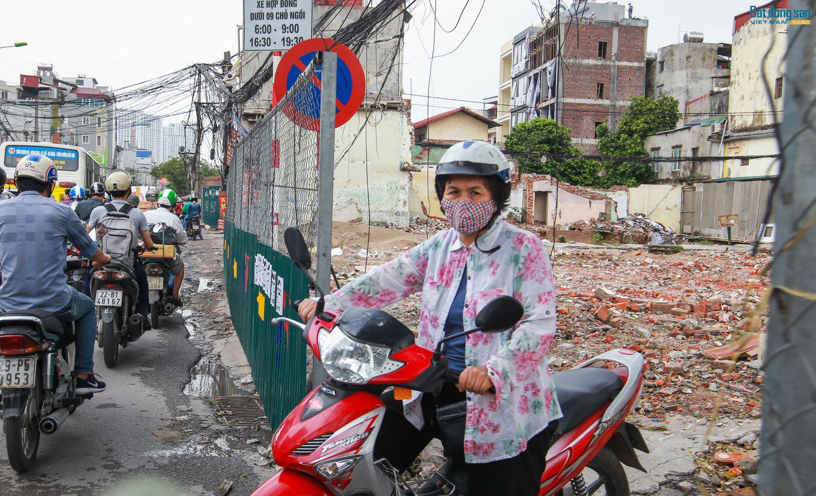 Rác thải, phế liệu "ngập" tuyến đường Trường Chinh, Minh Khai Nhiều hộ dân sống trong ngõ thường xuyên phải đi xe vượt qua khu vực giải tỏa để ra mặt đường chính