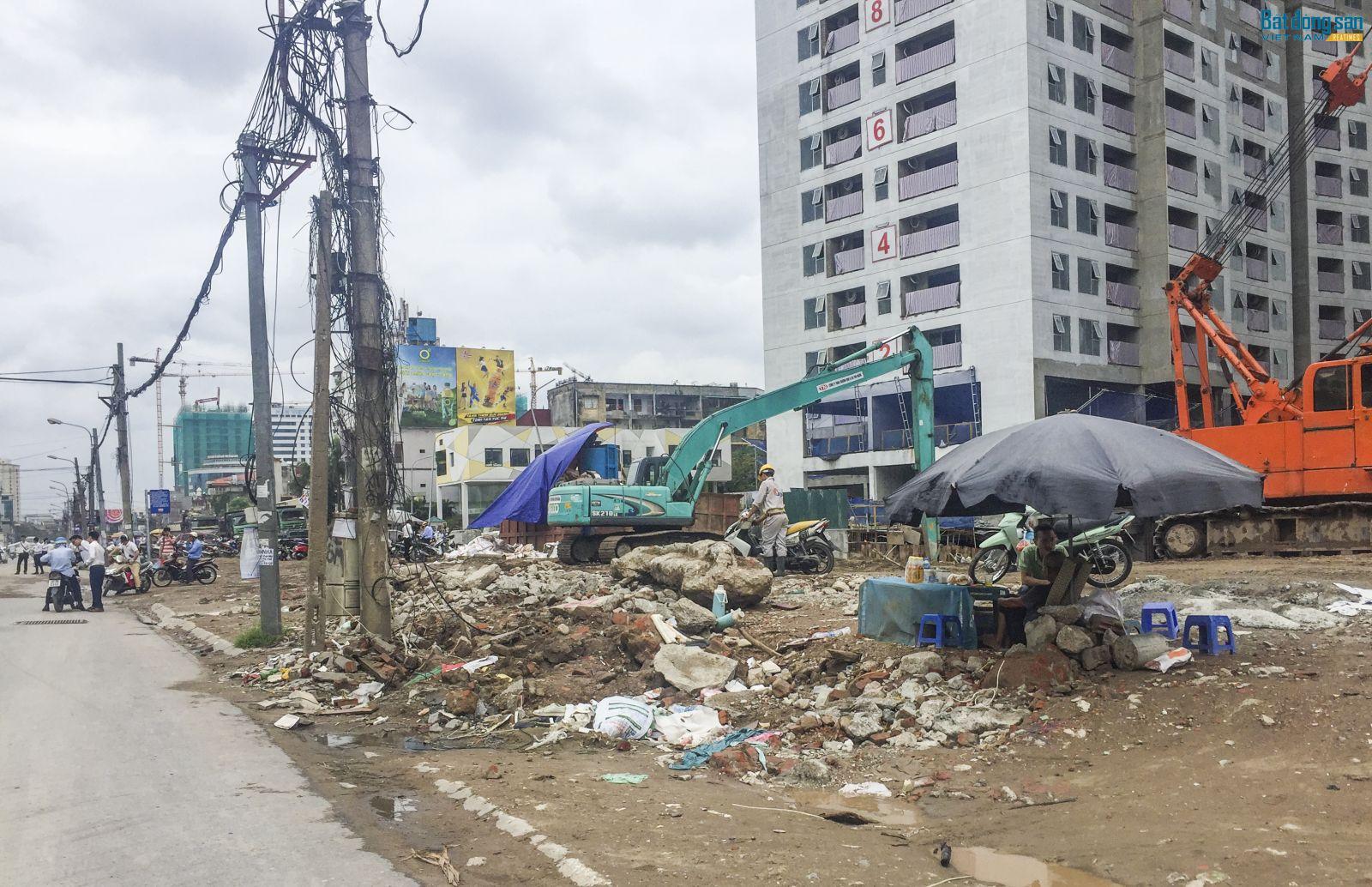 Rác thải, phế liệu "ngập" tuyến đường Trường Chinh, Minh Khai