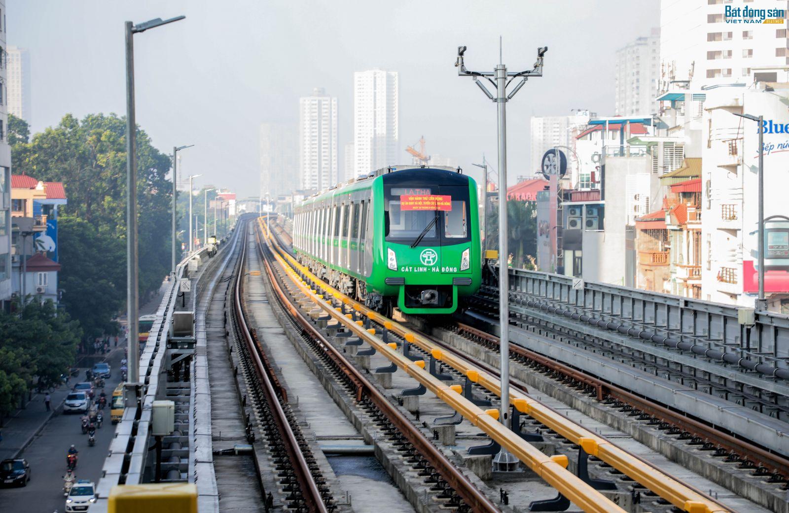 năm đoàn tàu của tuyến đường sắt trên cao Cát Linh - Hà Đông đã tiến hành chạy thử toàn tuyến.