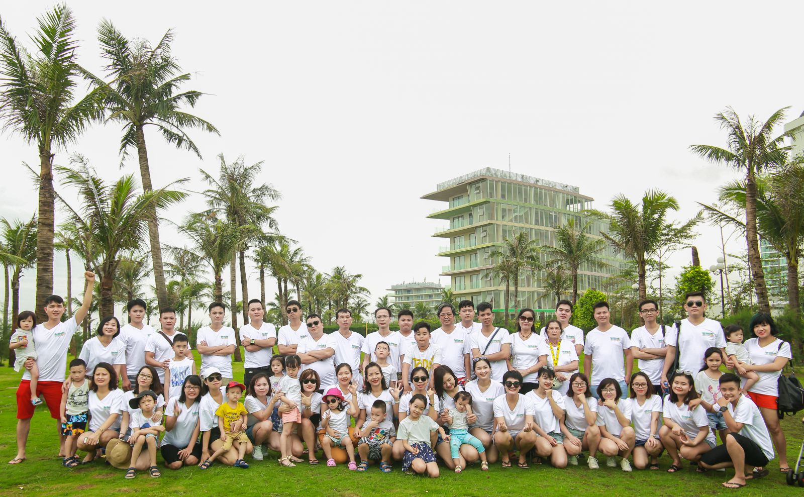 Tập thể cán bộ, nhân viên Reatimes.