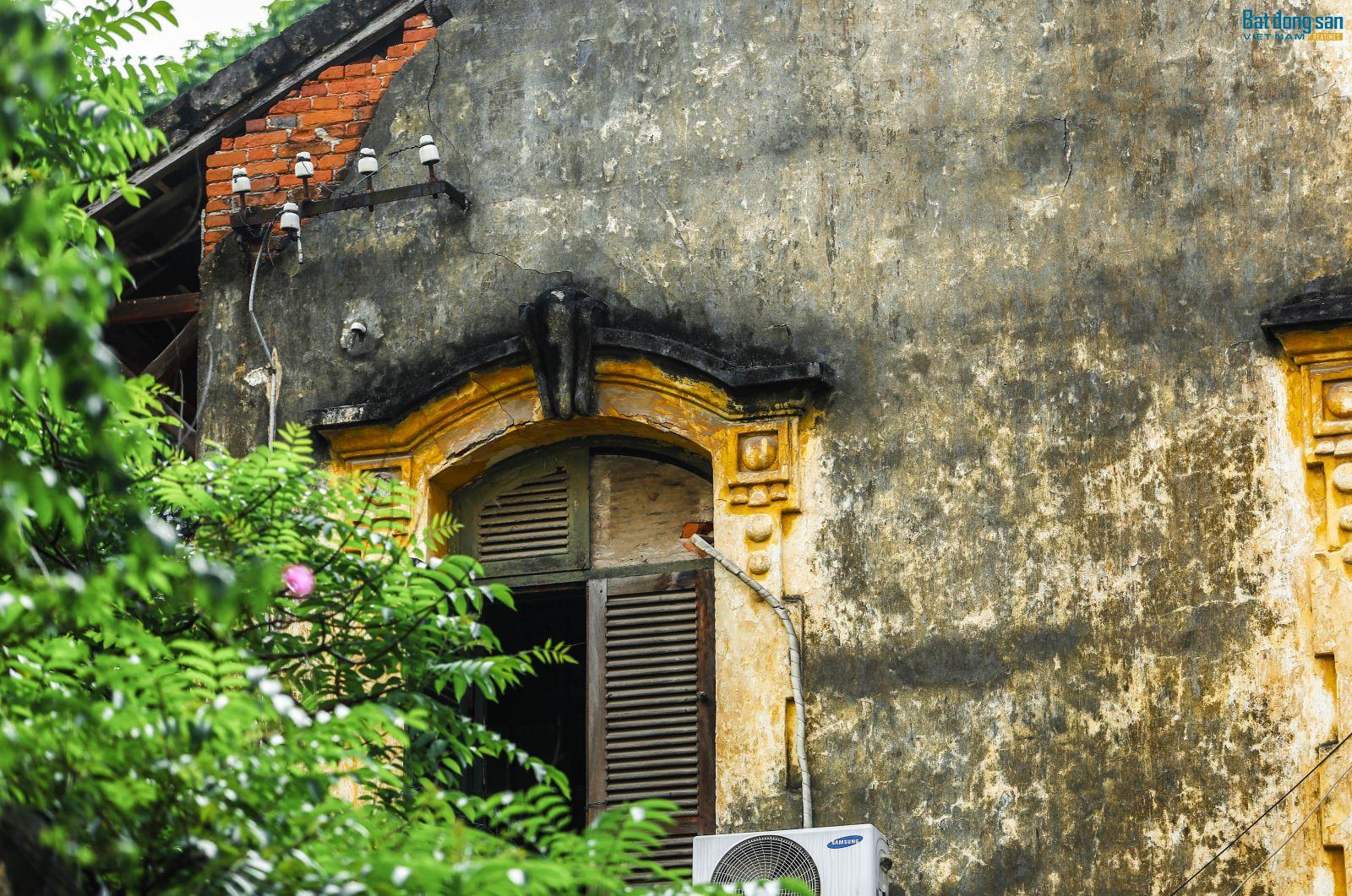 Biệt thự cổ Hà Nội: Đêm ngày đối phó với “thần chết” Mái ngói bong tróc, xuống cấp. Ảnh: Đỗ Linh.