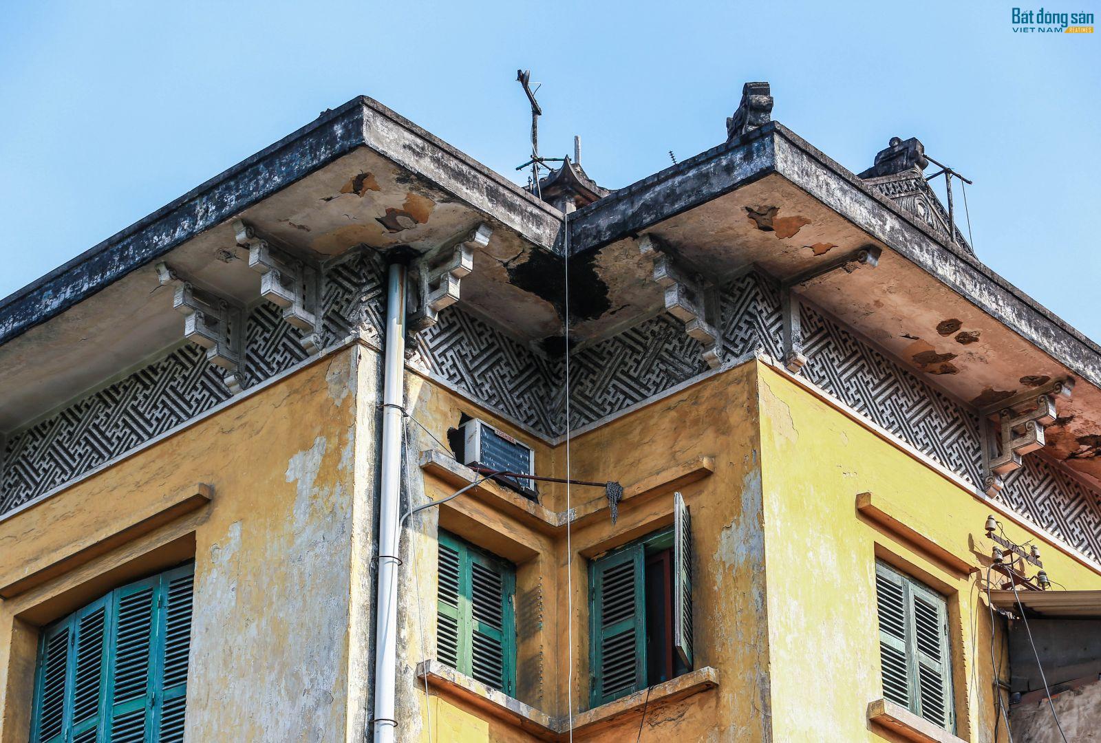 Biệt thự cổ Hà Nội: Đêm ngày đối phó với “thần chết” Căn biệt thự ở số 65 Nguyễn Thái Học cũng đang rơi vào tình trạng xuống cấp nghiêm trọng. Ảnh: Đỗ Linh.