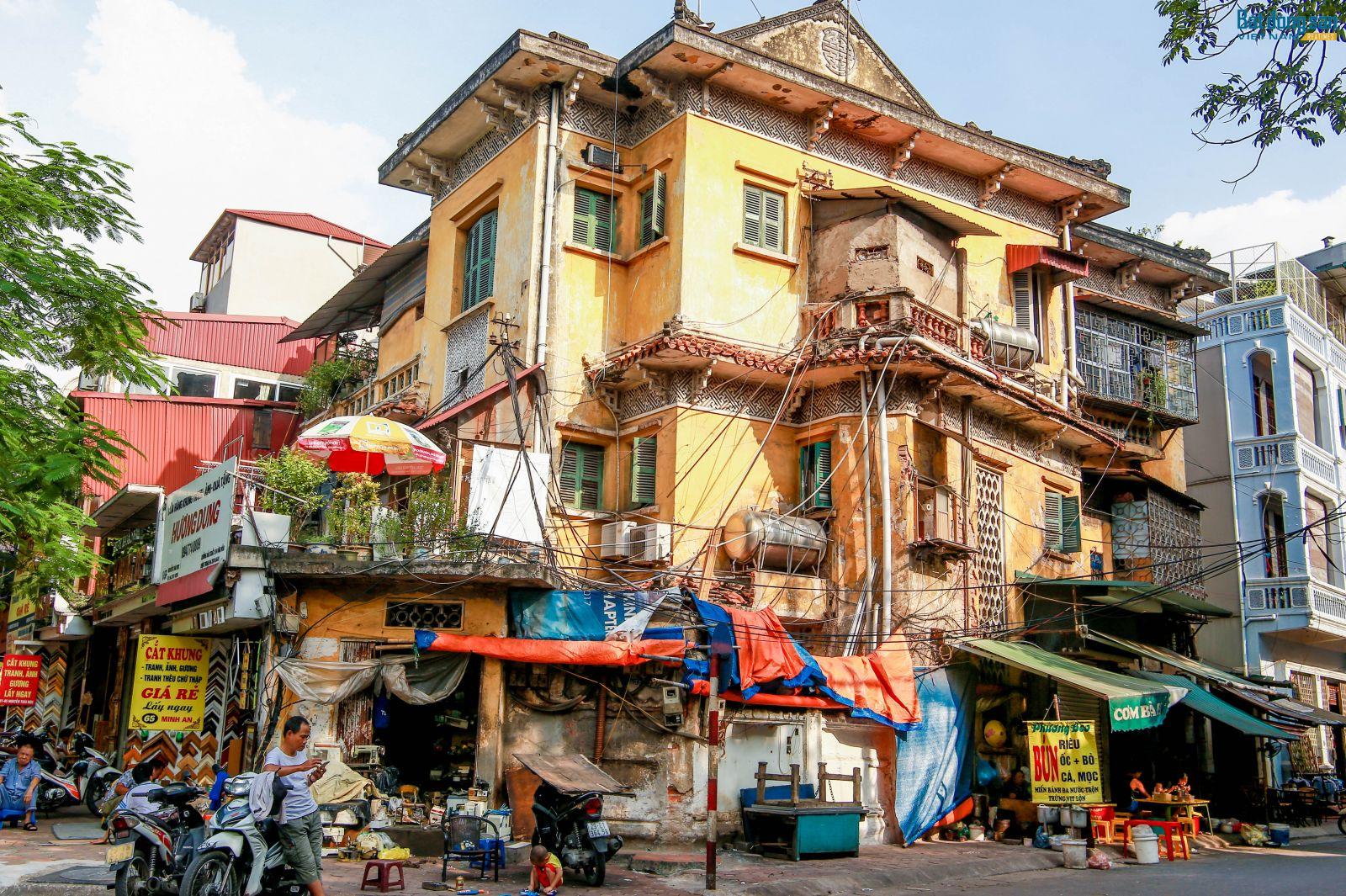 Biệt thự cổ Hà Nội: Đêm ngày đối phó với “thần chết” Trên địa bàn Hà Nội hiện nay có nhiều căn biệt thự xuống cấp tới mức báo động. Ảnh: Đỗ Linh.