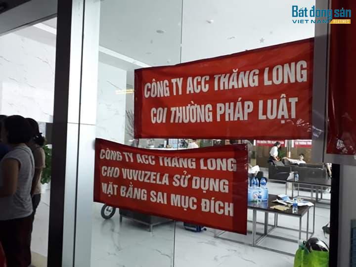 Cư dân tòa nhà Artemis căng băng-rôn phản đối chủ đầu tư.