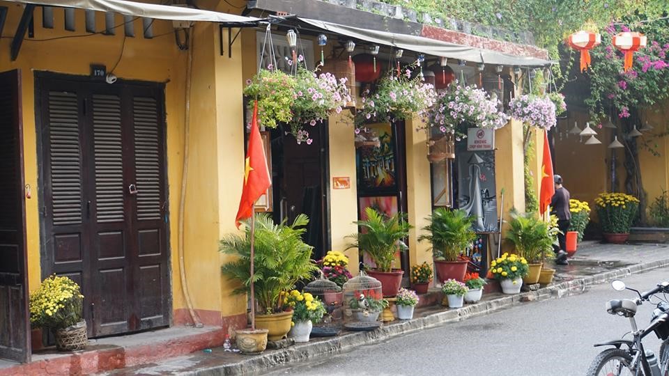 Hoa tô điểm nét thùy mị cho Hội An