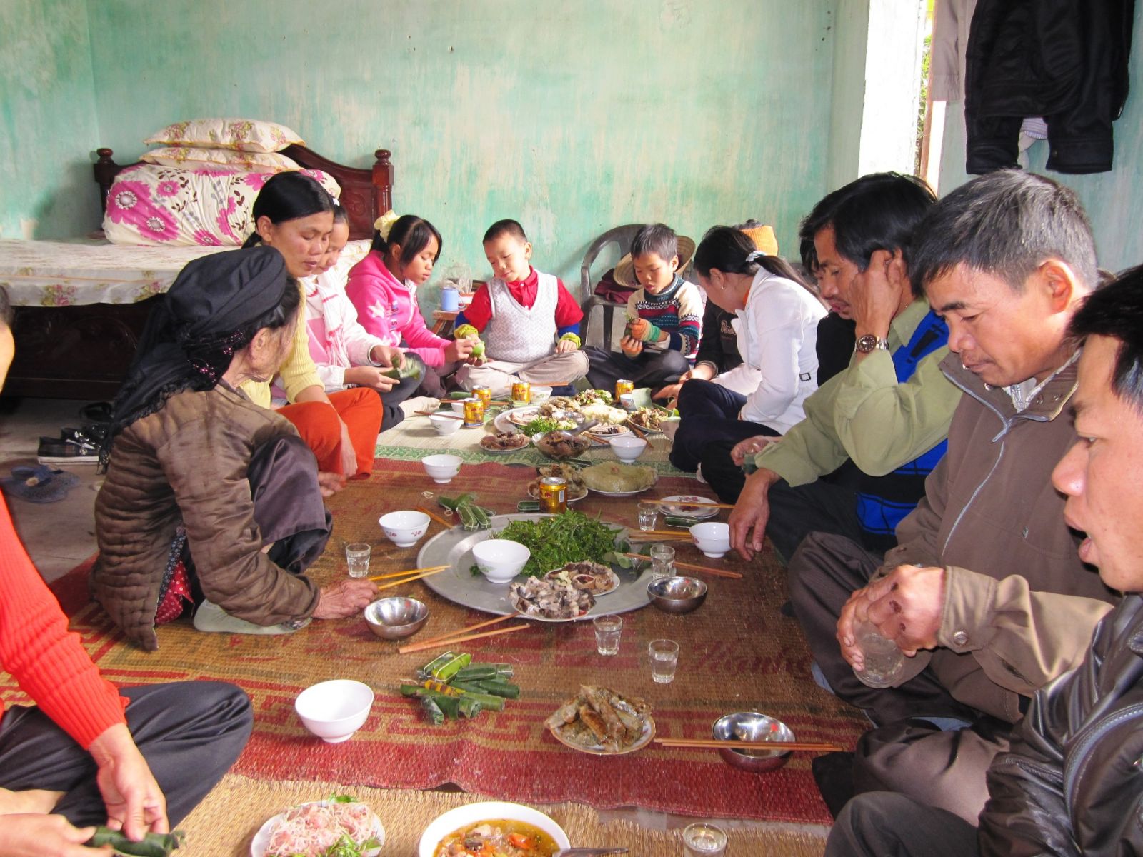Quê mẹ ngày xưa Tình làng nghĩa xóm là ngày tết đến thăm nhau cầu chúc sức khỏe