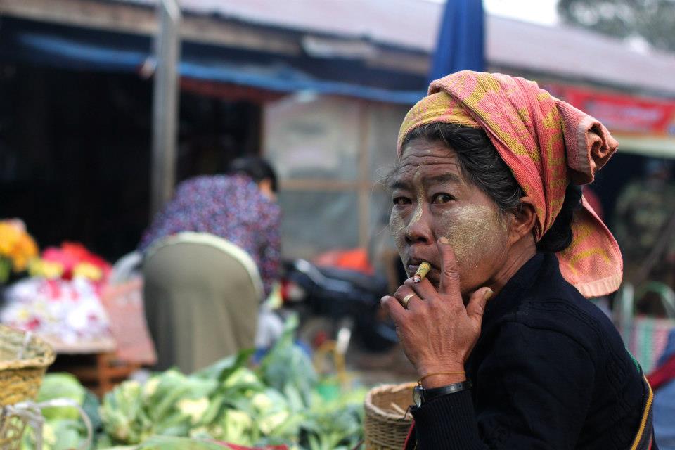 Có chút nắng trong tiếng gà trưa Chợ địa phương Taunggyi, rau tự trồng, thuốc tự cuốn.