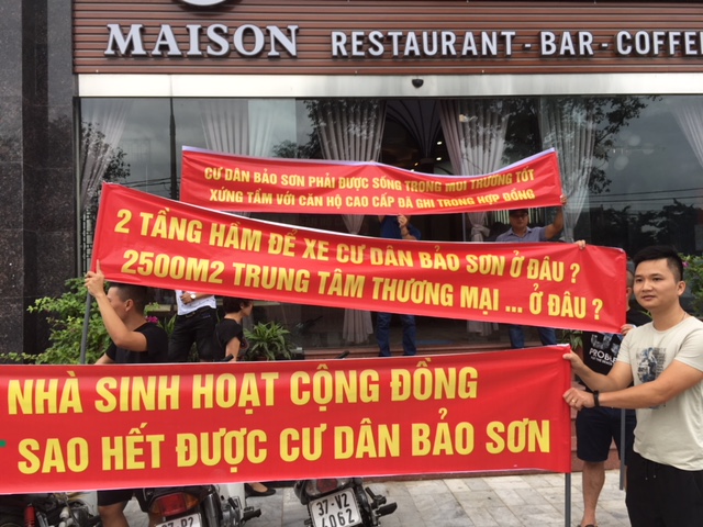 Cư dân Bảo Sơn căng băng rôn phản đối, đòi quyền lợi của mình theo đúng hợp đồng ký kết giữa hai bên.