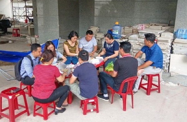 Nhiều người mua căn hộ tại dự án chờ đợi nhiều năm không được bàn giao nên tập trung đến dự án để giữ căn hộ mình mua.