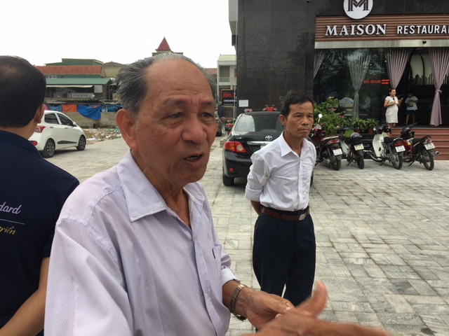 Cụ N. hơn 70 tuổi mua chung cư Bảo Sơn đã bức xúc vì quyền lợi, lợi ích của cư dân cam kết trong hợp đồng nhưng trái ngược hoàn toàn. Ông cho rằng bỏ tiền mua chung cư cao cấp của Bảo Sơn nhưng chất lượng thuộc căn hộ thấp cấp.