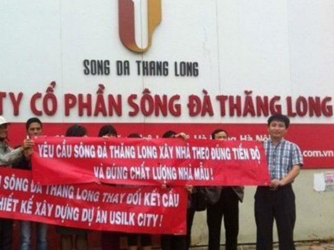 Khách hàng mua nhà từ gần 10 năm tại dự án Usilk City đã tập trung tại dự án căng băng rôn, yêu cầu chủ đầu tư trả nhà.