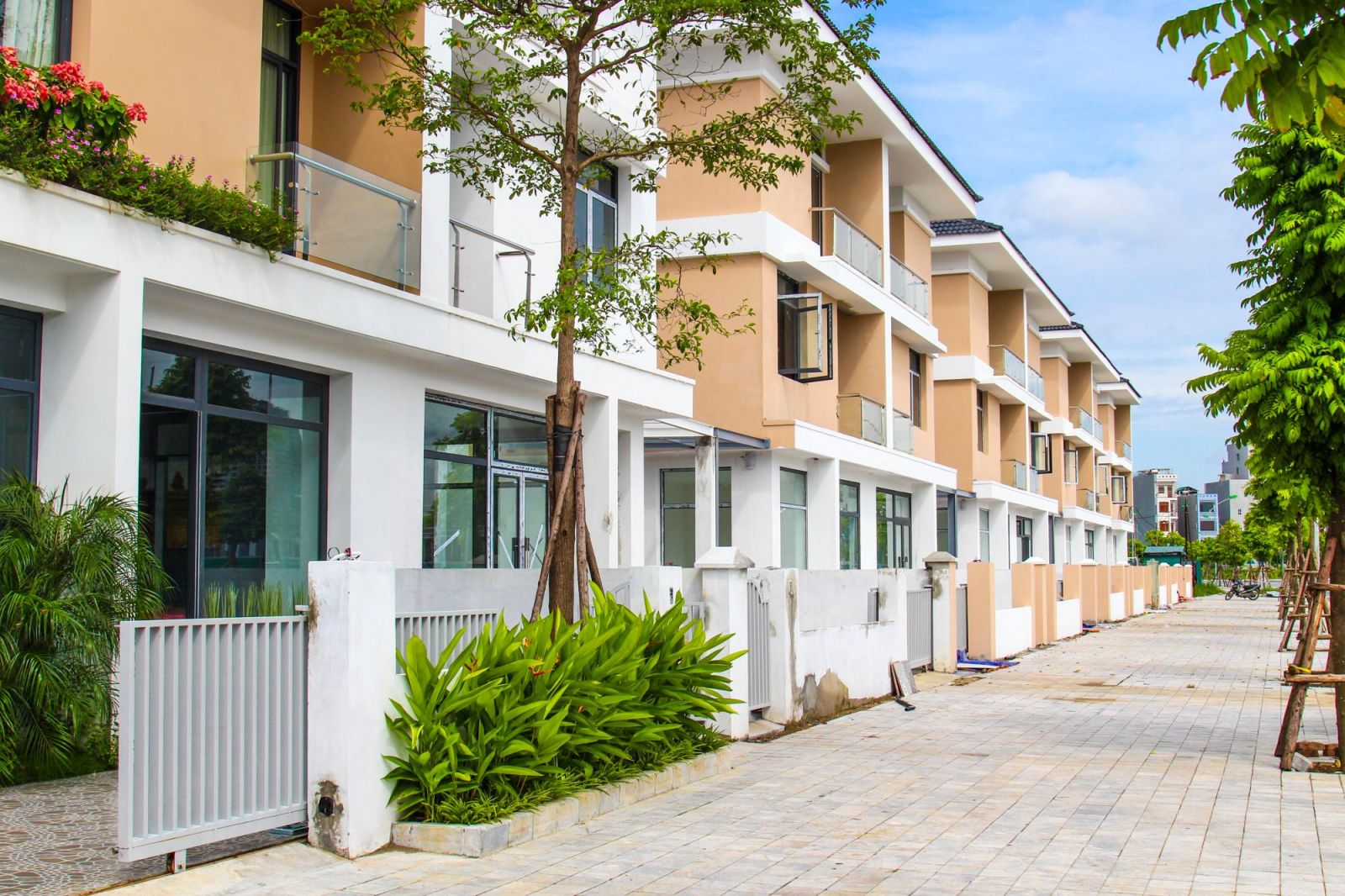 Nhiều biệt thự thương mại An Phú Shop-villa đang trong quá trình đi vào hoàn thiện.