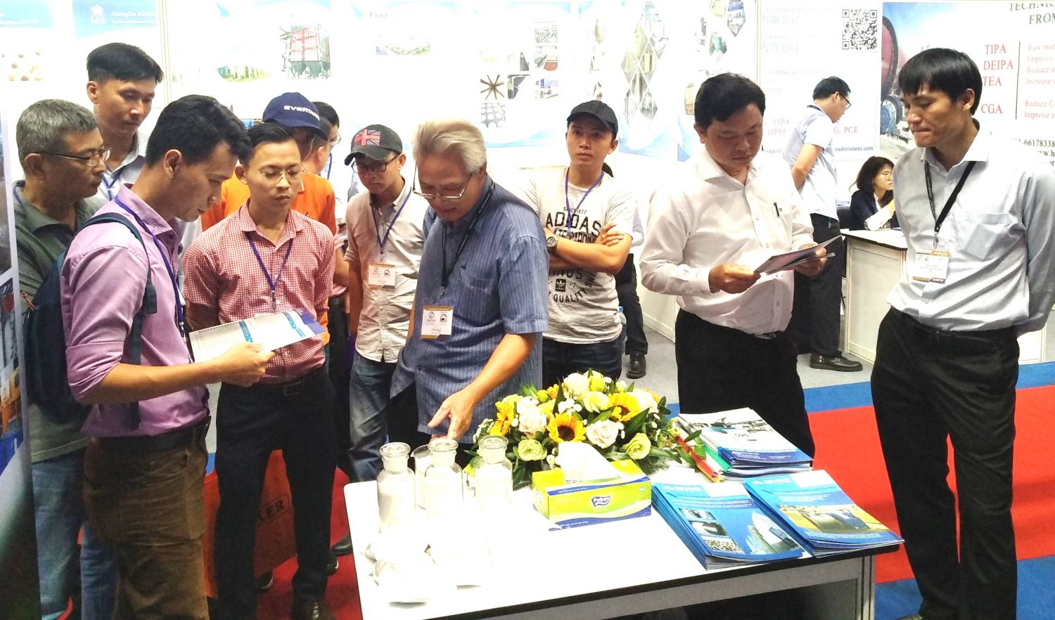 TS. Mai Văn Thanh giới thiệu với khách hàng về các tính năng của sản phẩm