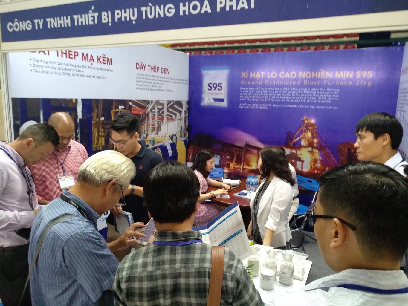 Nhiều đối tác, doanh nghiệp tới thăm gian hàng và quan tâm tới sản phẩm