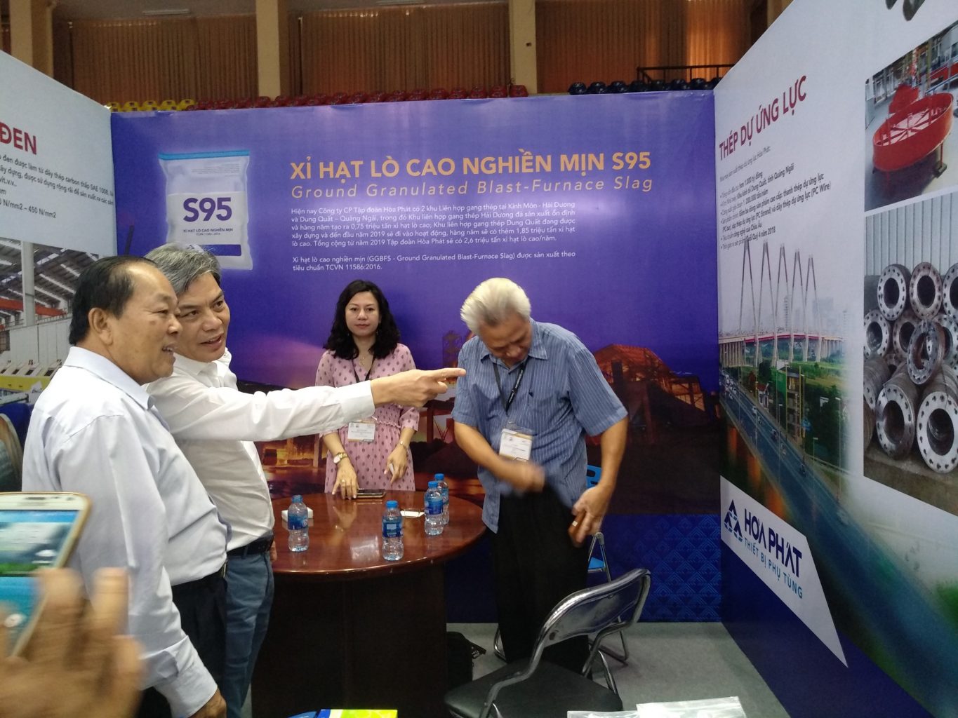 Ông Nguyễn Ngọc Quang, Giám đốc Công ty TNHH Thiết bị Phụ tùng Hòa Phát giới thiệu sản phẩm của công ty tại gian hàng