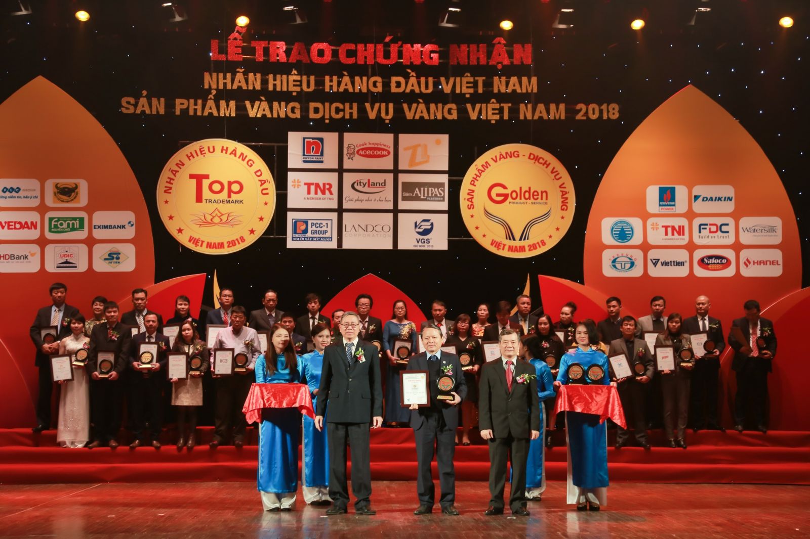 Ông Đoàn Châu Phong – Phó TGĐ Công ty CP Đầu tư Văn Phú – Invest tại Lễ tổng kết bình chọn“Nhãn hiệu hàng đầu Việt Nam - Sản phẩm vàng, Dịch vụ vàng Việt Nam năm 2018”.