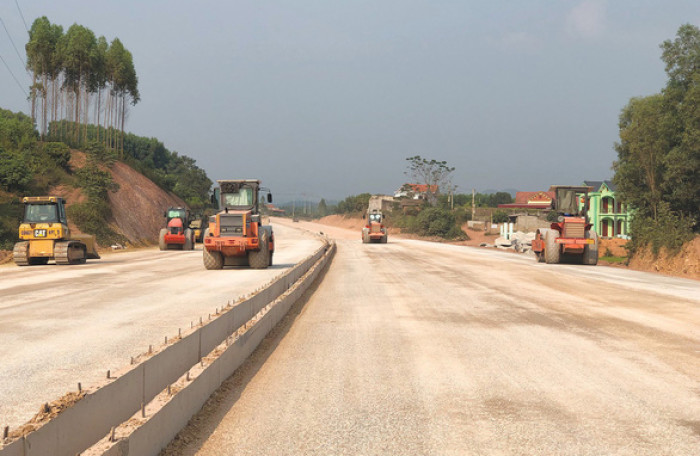 Thi công tuyến cao tốc Bắc Giang - Lạng Sơn.