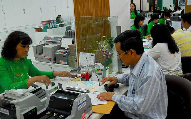 Khách hàng đang giao dịch tại Ngân hàng Vietcombank. Ảnh: HTD