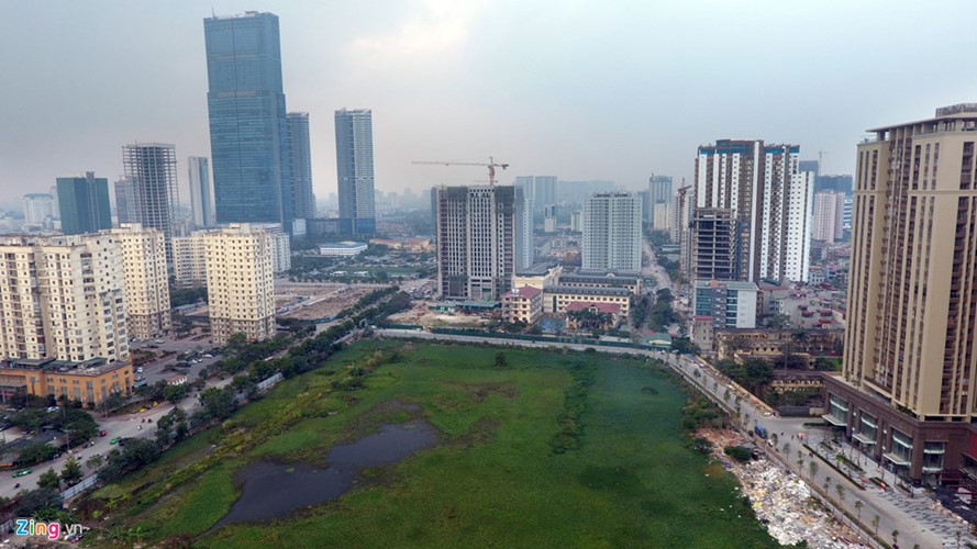 Dự án công viên, hồ điều hòa Nam Trung Yên đang trở nên hoang hóa. Trong khi đó, một loạt các chung cư cao tầng đã được xây dựng chi chít xung quanh.Ảnh. Zing.vn