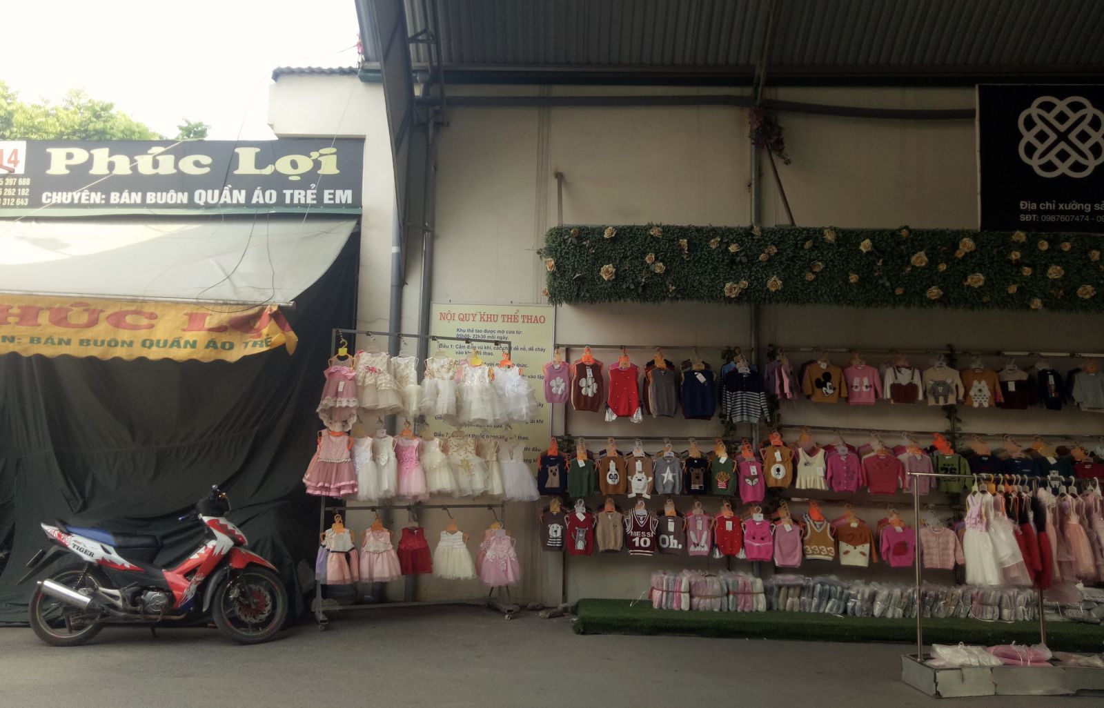 “Hô biến” khu liên hợp thể thao thành dãy ki-ốt cho thuê, trục lợi hàng tỷ đồng Bảng nội quy khu thể thao bị các mặt hàng quần áo bao phủ