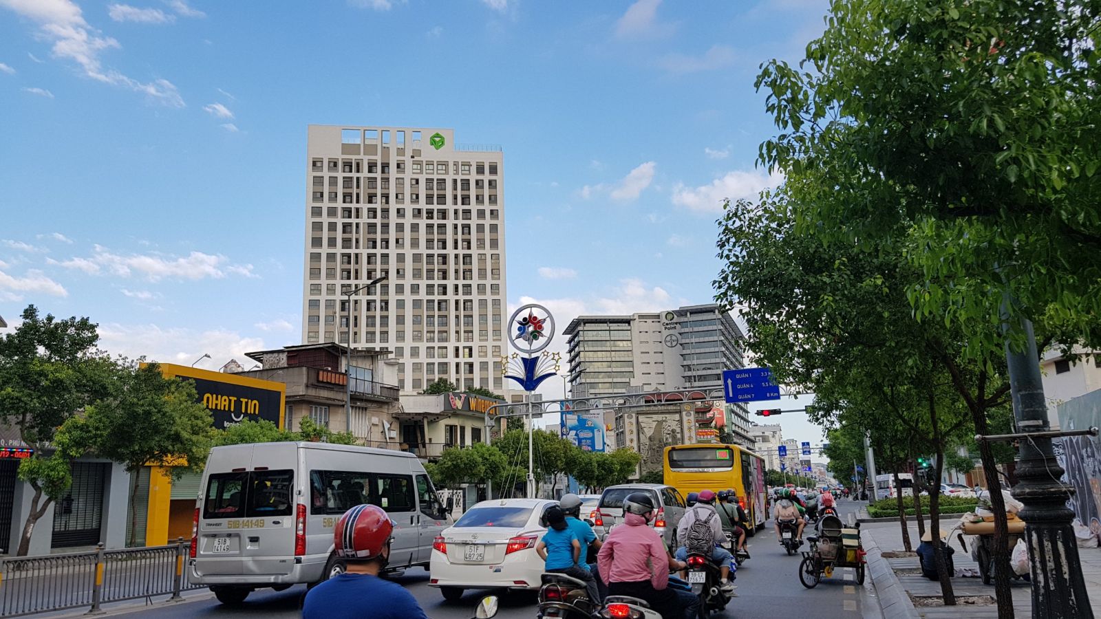 Mệnh lệnh hành chính cứng nhắc liệu có khả thi? Dự án Newton Residence của Novaland nổi bật trên tuyến đường huyết mạch Nguyễn Văn Trỗi nối liền sân bay với trung tâm thành phố. Ảnh: Khổng Chiêm.
