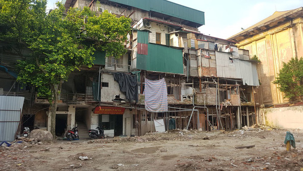 Dự án mới bắt đầu triểnkhi chưa được xây dựng, dự án là một khu tập thể cũ xuống cấp trầm trọng.
